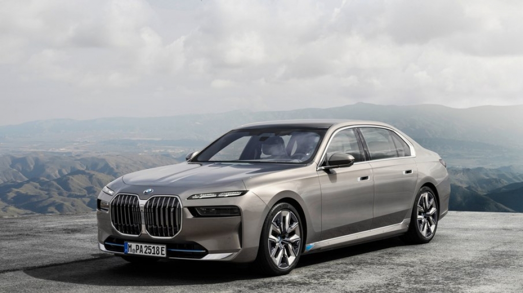 Novo BMW Série 7 traz tela "de cinema" e cristais Swarovski