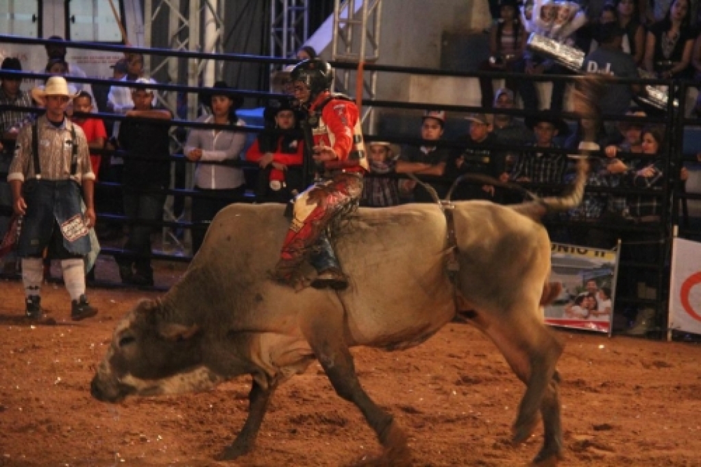 Jovem deixa criança em carro para ver rodeio; polícia para festa