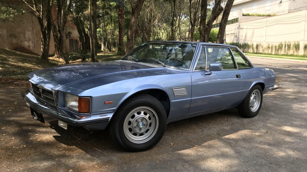 Andamos em uma das duas unidades no Brasil do raro De Tomaso Longchamp