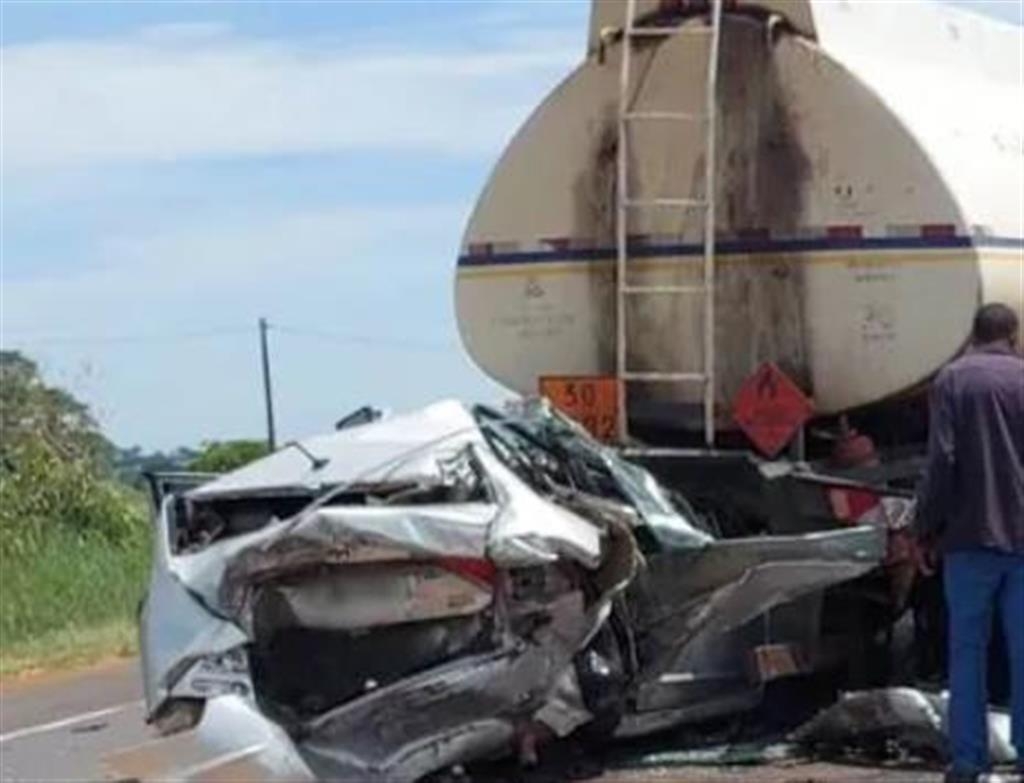 Carro foi presado em caminhao na rodovia BR_153 – Reprodução/G1 Rio Preto/arquivo pessoal