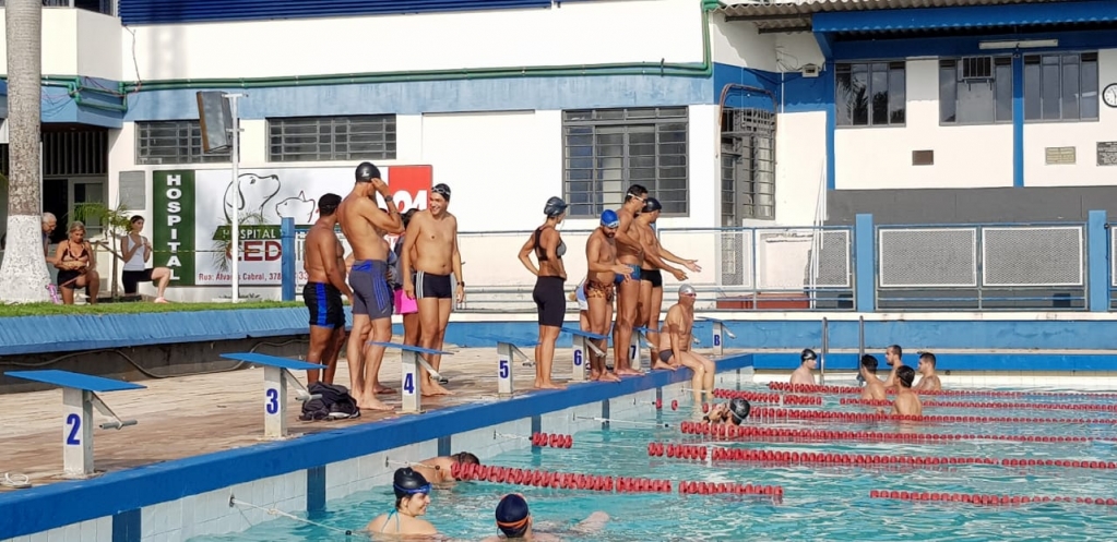 Atletas treinam na piscina do Yara para o Aquathlon Boot Camp