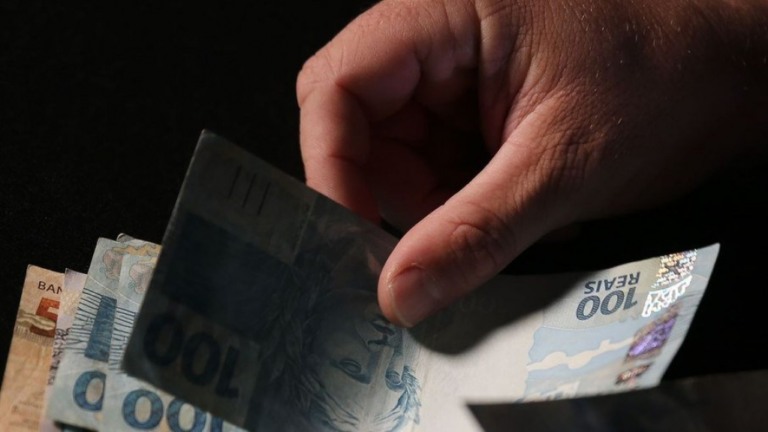 Brasileiro vai trabalhar até 29 de maio apenas para pagar tributos