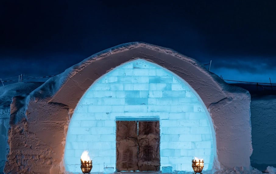 O hotel conta com 12 quartos projetados por 24 artistas de todo o mundo.. Foto: Ice Hotel/Divulgação