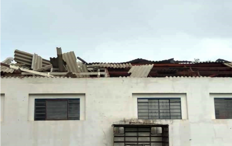 Chuva com ventos provoca estragos em Marília; prédios públicos atingidos