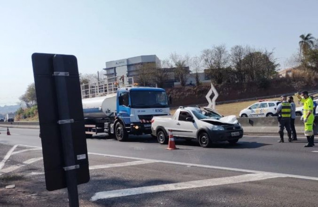 Pneu de caminhão atinge carro e acidente provoca morte em Marília