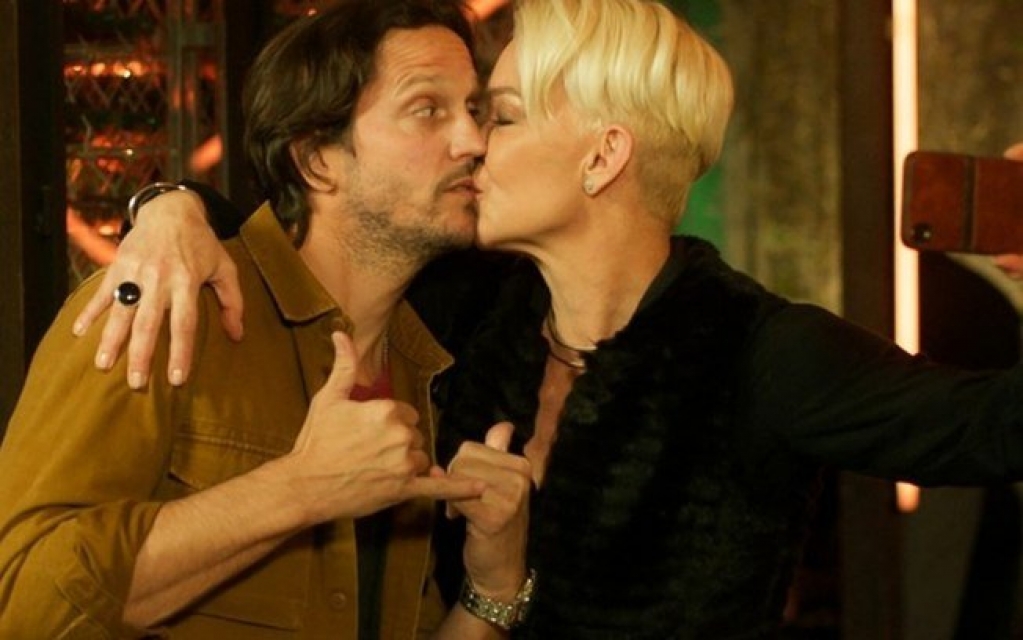 Quanto Mais Vida Melhor: Paula flagra beijo de Neném e Carmem