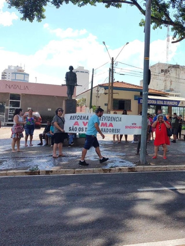 Dia do Aposentado - Servidores criticam prefeitura em Marília; "comemorar o quê?"