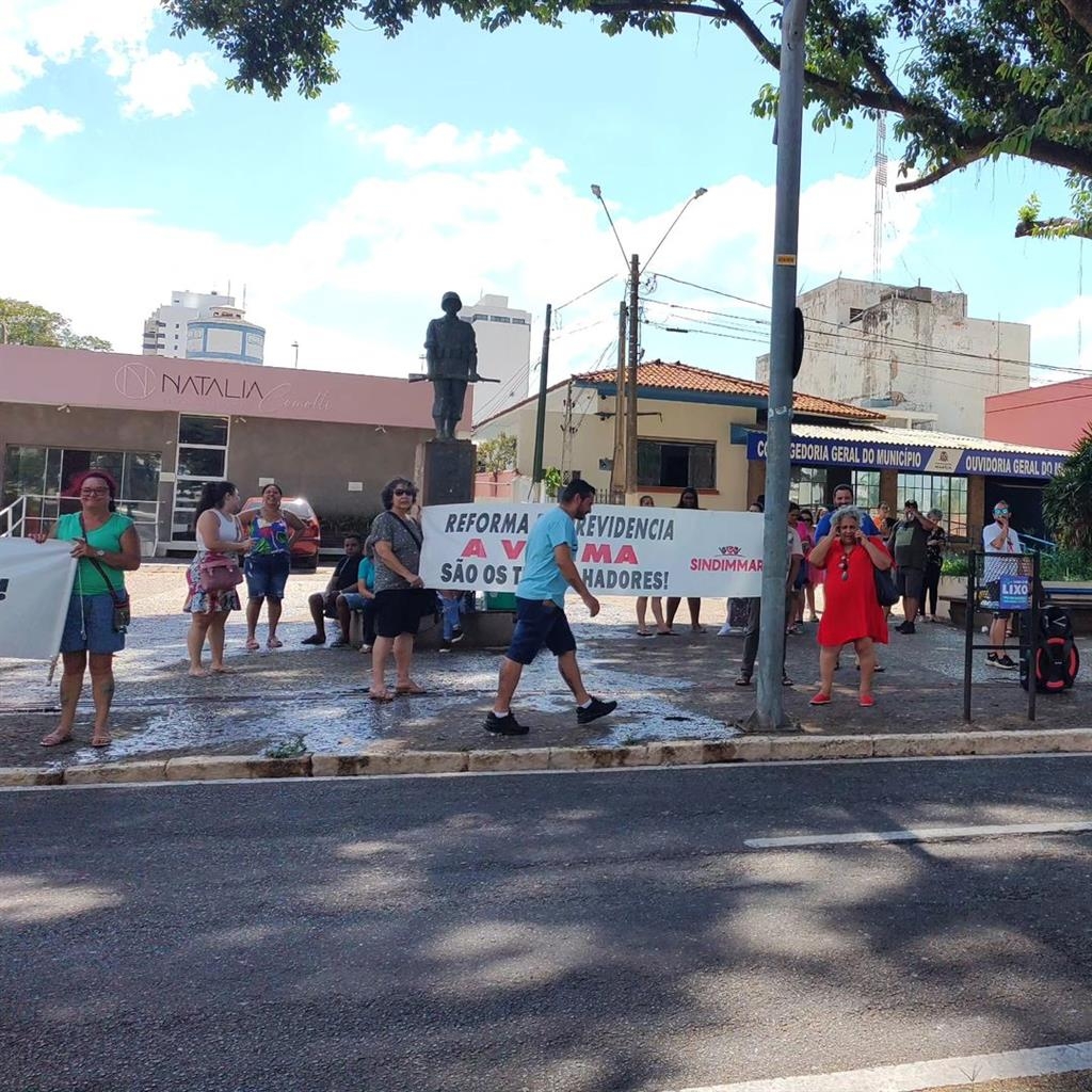 Dia do Aposentado - Servidores criticam prefeitura em Marília; "comemorar o quê?"