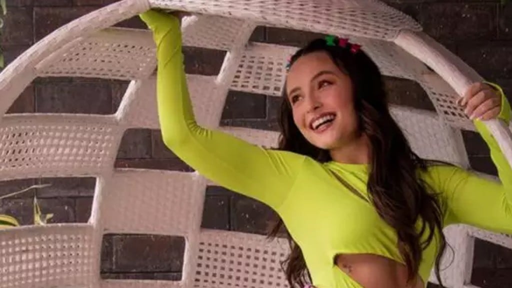 Combinando looks diferenciados, Larissa Manoela exibe nova coleção de crocs: ‘Amo’