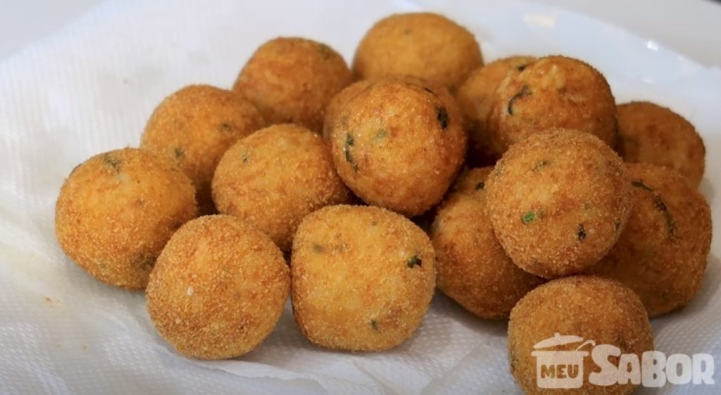 Guarde as sobras de arroz e aprenda comigo a fazer um delicioso petisco: Bolinhos de arroz crocante