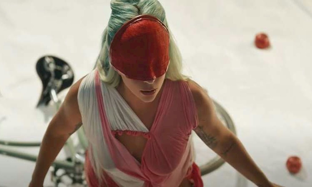 Lady Gaga aborda a saúde mental em curta-metragem vibrante de "911" Lady Gaga aborda a saúde mental em curta-metragem vibrante de "911"