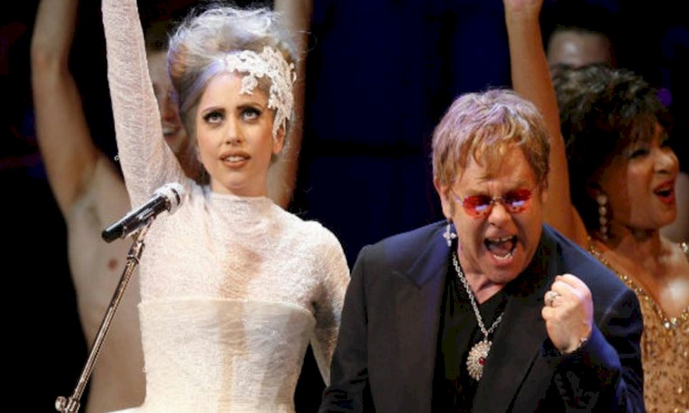 Lady Gaga celebra parceria com Elton John em entrevista: "Consegui meu Bernie com você, cara!" 