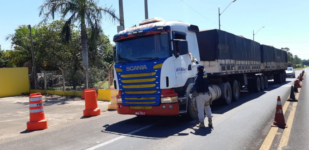 Comerciante doa lanches a caminhoneiros em rodovia na região de Marília