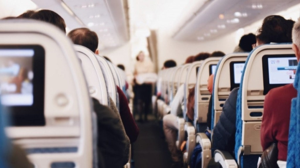 Uso de máscara não é mais obrigatório em aviões e aeroportos