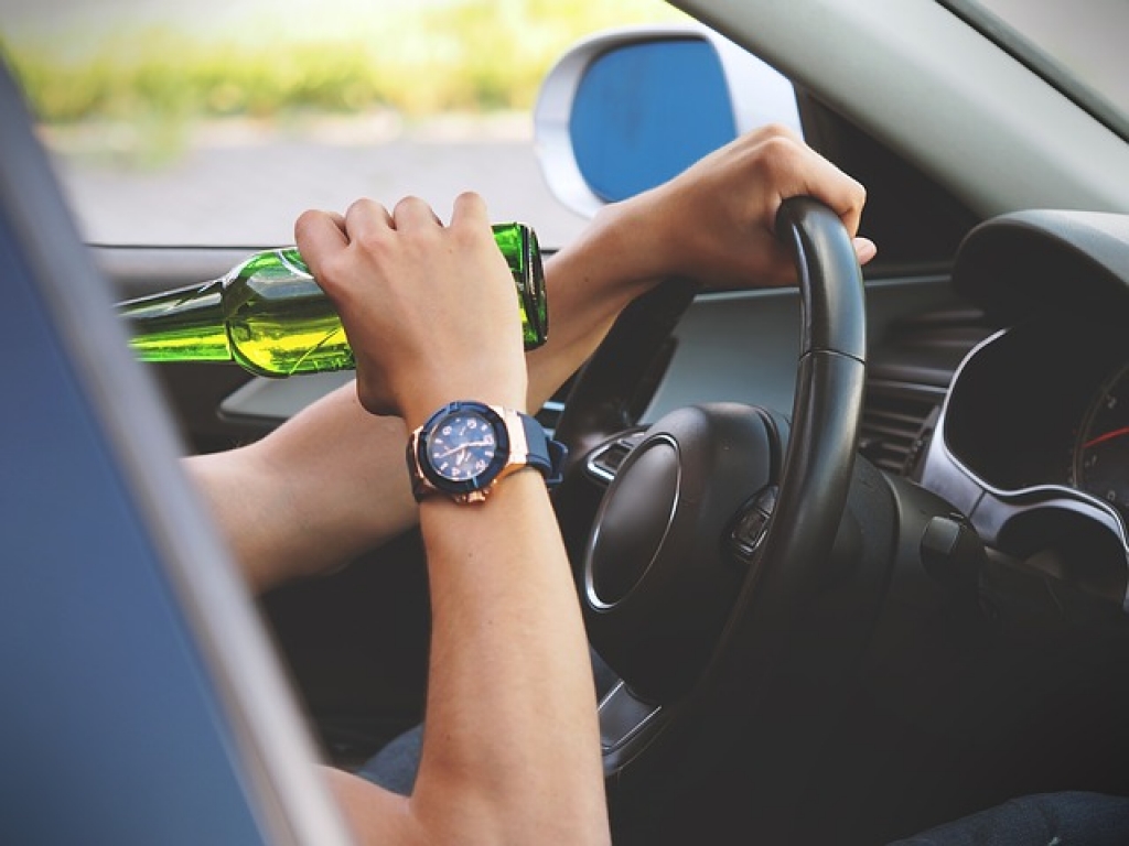Sob efeito de álcool, comerciante bate em três carros Sob efeito de álcool, comerciante bate em três carros