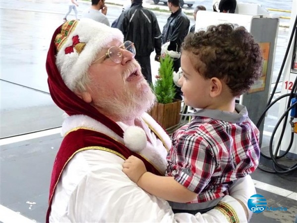 Papai Noel está no Posto Fragata; leve os filhos e veja novo sistema de lavar carros