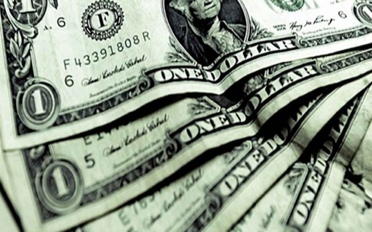 Dólar cai abaixo de R$ 5 em dia de mercado mais otimista