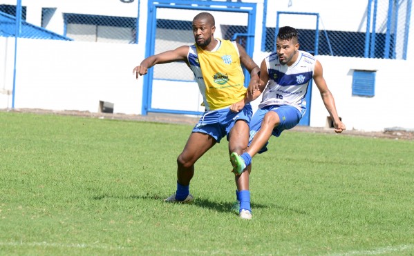 Marcus Vinícius e Rafael Mineiro disputam jogada em treino