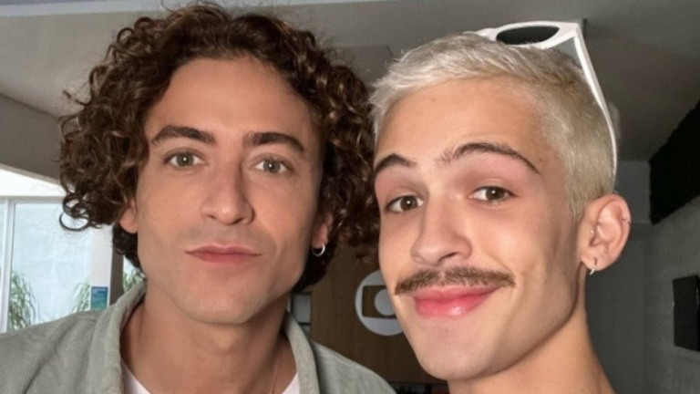 João Guilherme encontra Jesuíta Barbosa e recria meme de 'Pantanal'