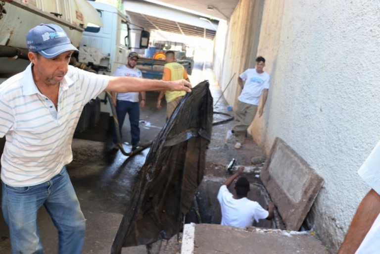 Limpeza em viaduto acha entulho e lixo onde deveria passar chuva em Marília