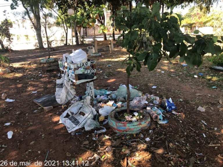 Limpeza retira cem quilos de lixo em praça da zona oeste de Marília