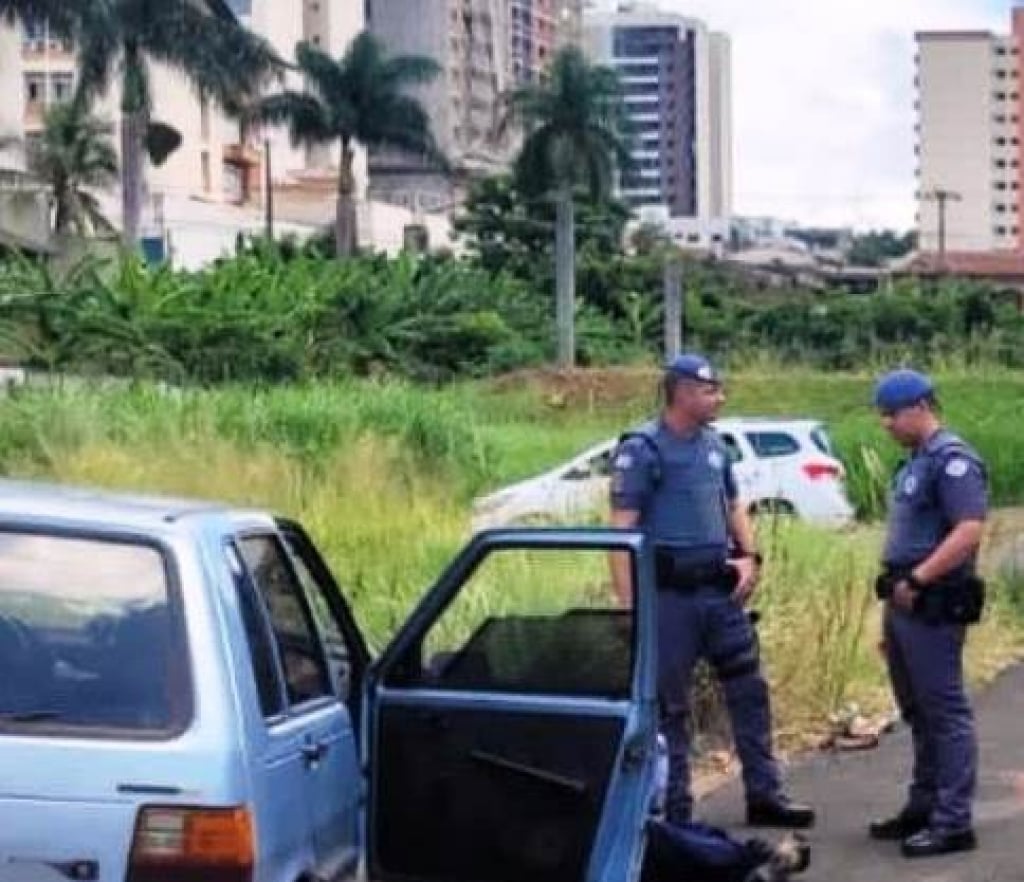 Cerco com perseguição policial prende dois com carro furtado em Marília