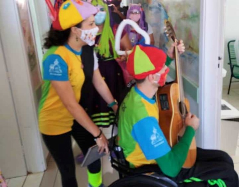 Grupo leva doces e mensagens de esperança para crianças internadas em Marília