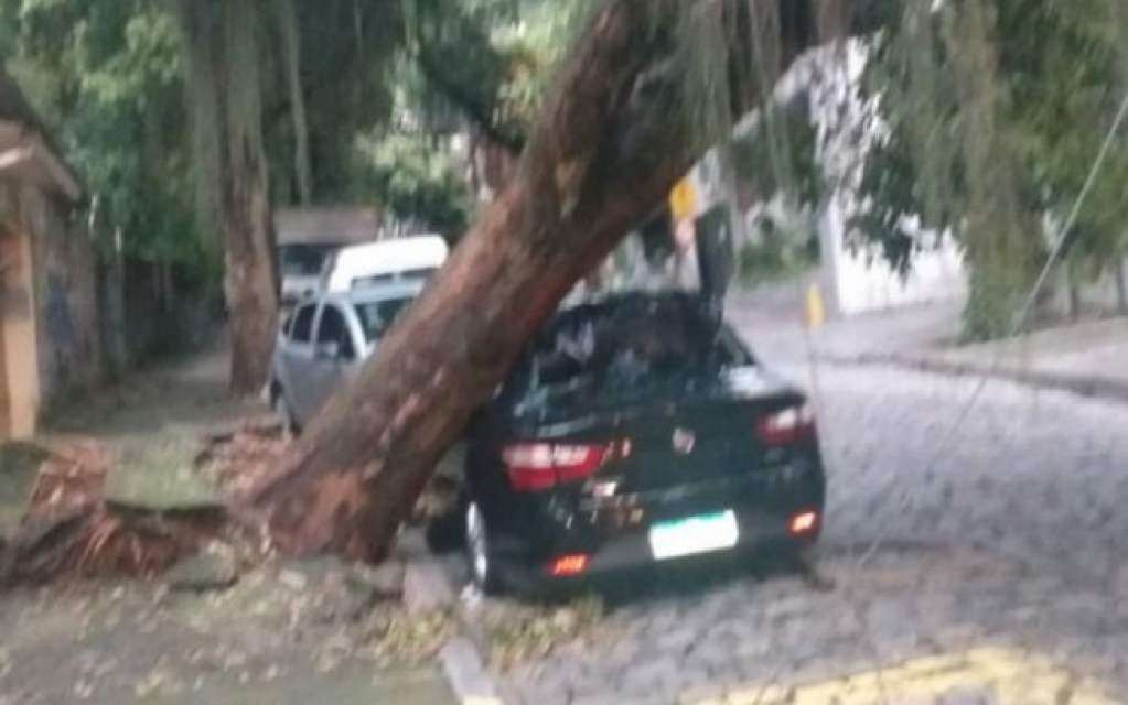 Rio de Janeiro contabiliza estragos causados por temporal e fortes ventos