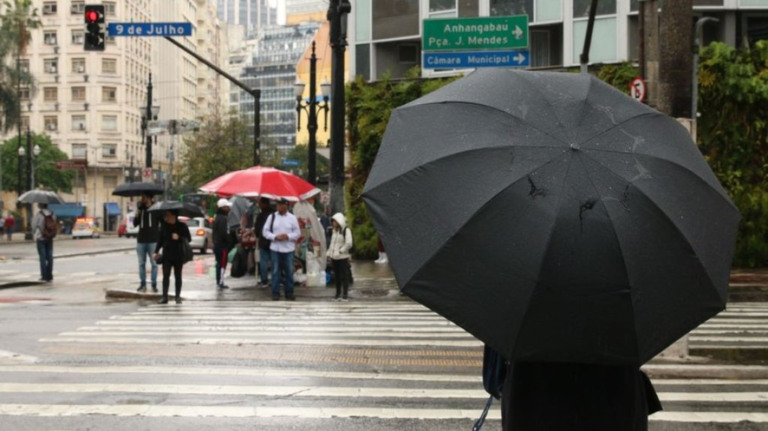 Clima: semana começa com chuvas intensas em grande parte do país