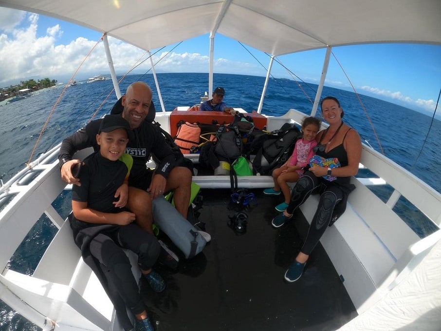 A família Hawes na White Beach Moalboal, nas Filipinas. Foto: Reprodução/Instagram 09.05.2023