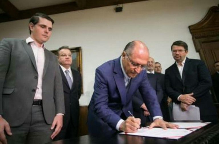Governo anuncia reajuste para servidores do Estado