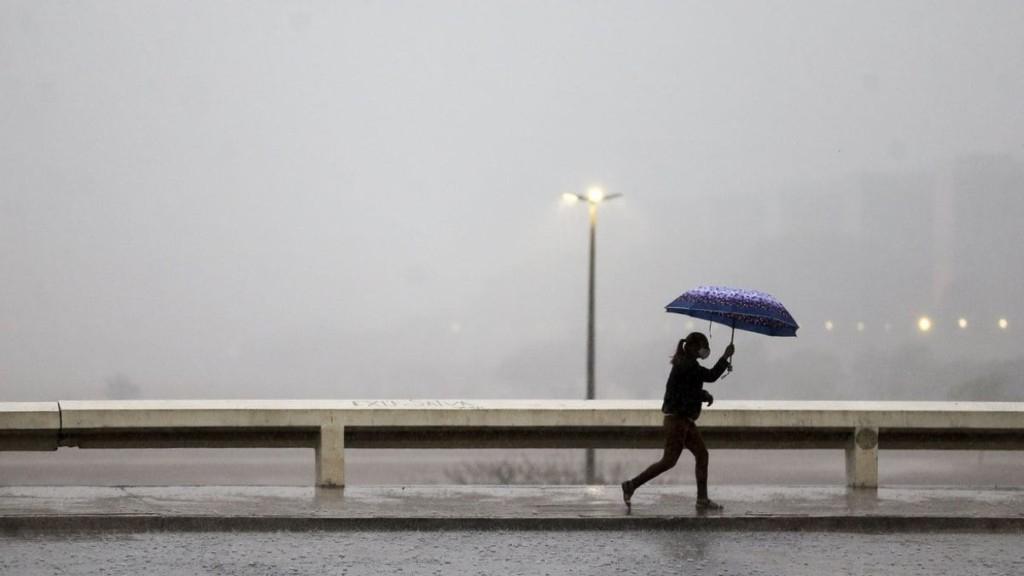 MARCELO CAMARGO/AGÊNCIA BRASIL Feriado tem previsão de chuva