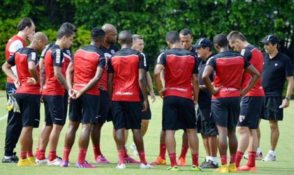 Jogadores conversam com técnico Muricy Ramalho – foto: site oficial