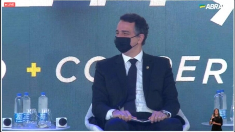 Pacheco cobra solução do governo para reduzir preço dos combustíveis