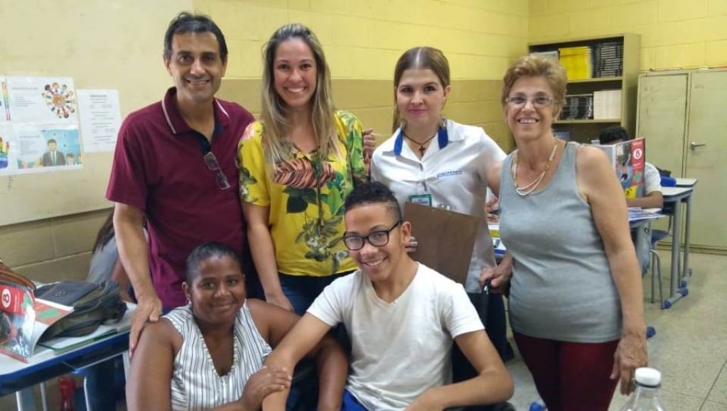 Campanha em escolas arrecada lacres e doa cadeira de rodas em Marília