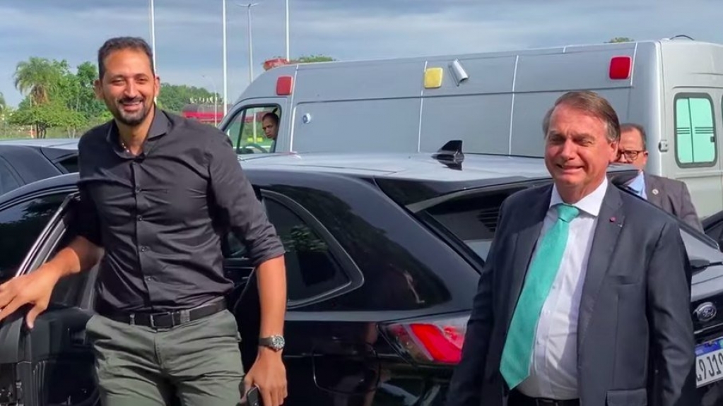 Bolsonaro leva o jogador Maurício Souza para falar com apoiadores