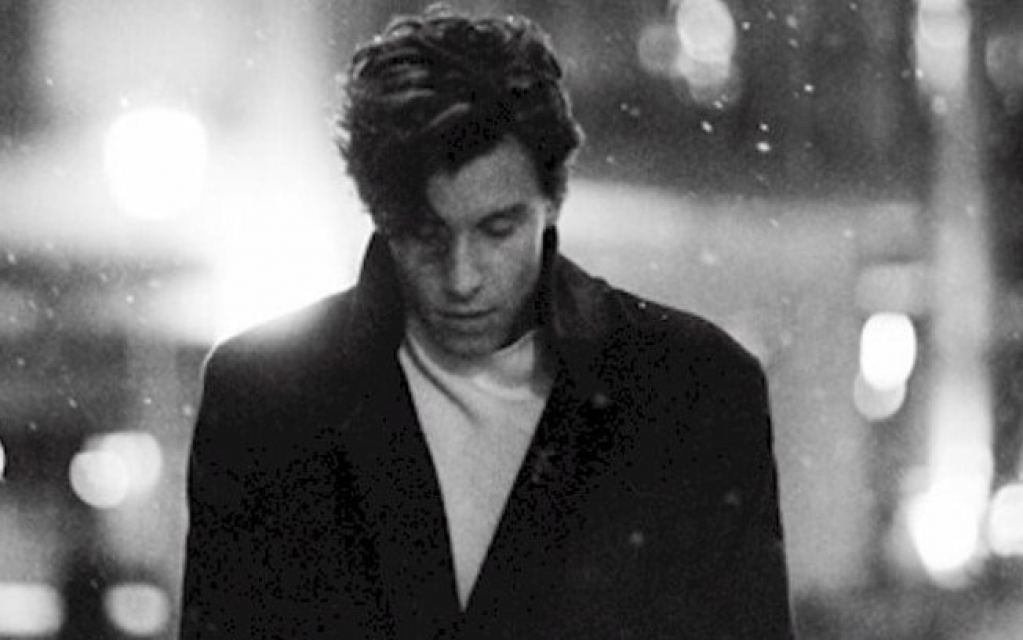 Shawn Mendes é visto fazendo ritual xamânico em praia deserta Shawn Mendes é visto fazendo ritual xamânico em praia deserta
