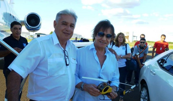 Roberto Carlos ganha em Marília réplica de helicóptero que usou em filme