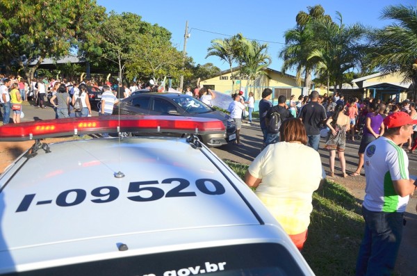 Grevistas protestam em escola e prefeitura adia entrega de uniformes