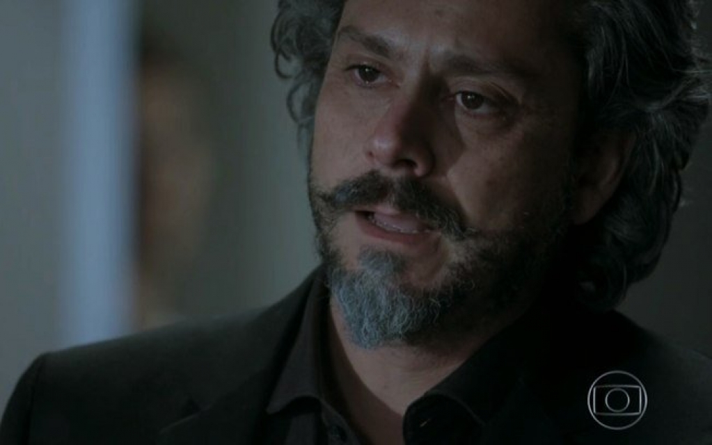 "Império": Comendador é apunhalado e chora ao descobrir quem é Fabrício Melgaço "Império": Comendador é apunhalado e chora ao descobrir quem é Fabrício Melgaço