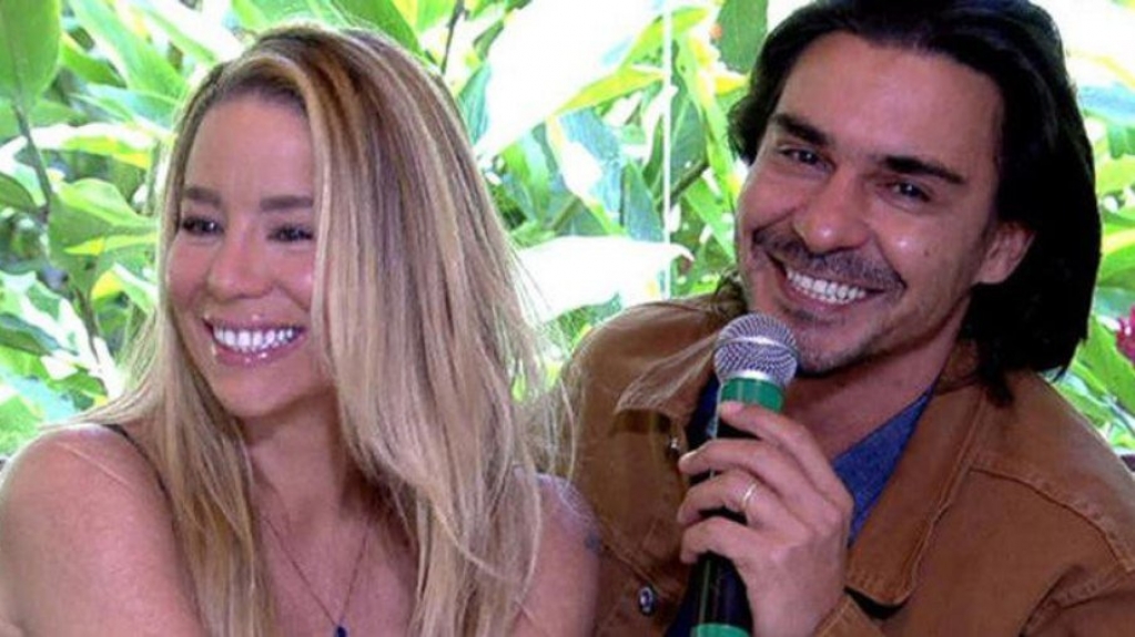 Após polêmica de prisão, André Gonçalves celebra seis anos com Danielle Winits Após polêmica de prisão, André Gonçalves celebra seis anos com Danielle Winits