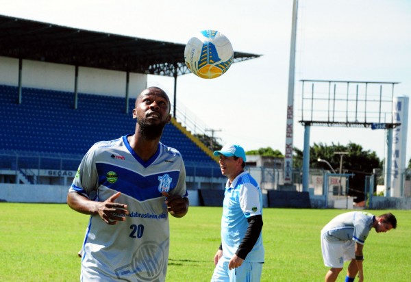 Marcus Vinicius deve iniciar jogo como titular