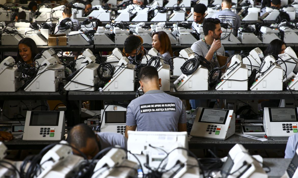 Votos brancos e nulos são descartados durante apuração Votos brancos e nulos são descartados durante apuração