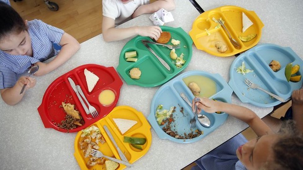 Crianças comendo merenda escolar