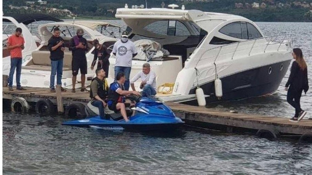 Bolsonaro sobre passeio de lancha: "Querem que eu use pneu de caminhão?"