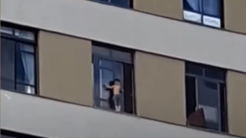 Menino anda no parapeito de janela no 9º andar; veja o vÃdeo Menino anda no parapeito de janela no 9º andar; veja o vÃdeo