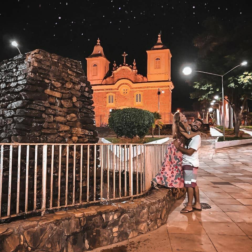 Camila da Silva Moller, Leonardo Moller Pitella e Luna viajam pelo país em uma Kombi. Foto: Desbrava Trip