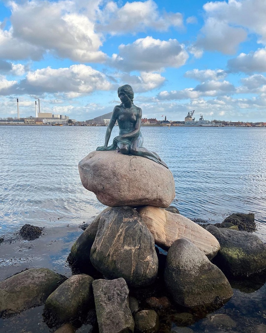 Estátua da Pequena Sereia em Copenhagen, na Dinamarca. Foto: Reprodução/Instagram 04.04.2023