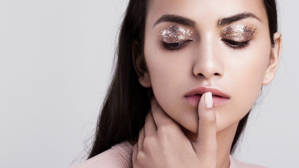 Foto: Reprodução 5 jeitos de usar glitter para criar uma maquiagem glamourosa