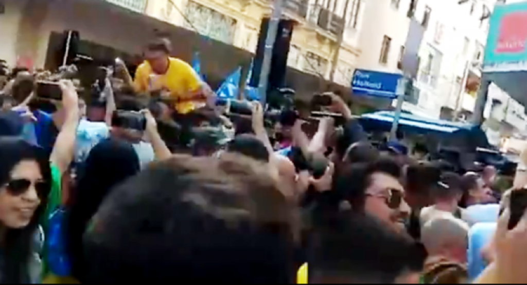 Bolsonaro leva facada durante campanha em Minas